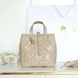 Classic DIOR Bag: A Stylish and Versatile Choice for Elegance